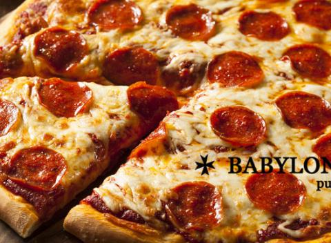 Zahryznite sa do talianskej špeciality! Výborná pizza podľa vlastného výberu 1 + 1 zdarma v obľúbenom Babylon pube v Prešove.