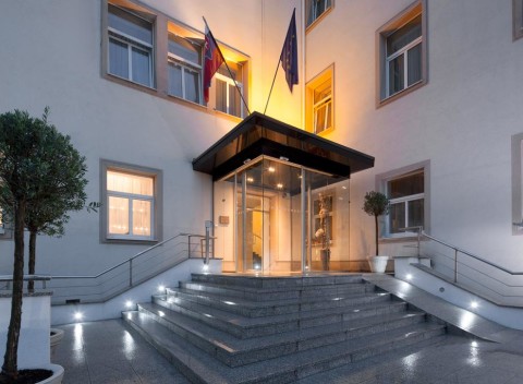 Mamaison Residence Sulekova sa nachádza v pokojnej rezidenčnej štvrti Bratislavy a ponúka štýlové ubytovanie a moderné wellness.