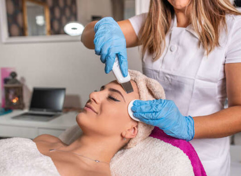 Komplexné hĺbkové ošetrenie pleti v salóne Dermamia. Doprajte si dôkladnú regeneráciu a obnovu pleti.