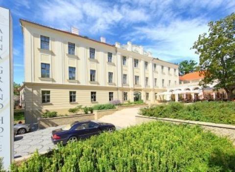 Nechajte sa rozmaznávať a vydajte sa do 4* luxusného Anna Grand hotela v Maďarsku. Tešte sa na bohatú polpenziu a neobmedzený wellness.