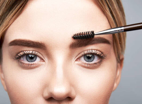 Bezbolestná laminácia obočia + farbenie pre krásny vzhľad v salóne Barberia.