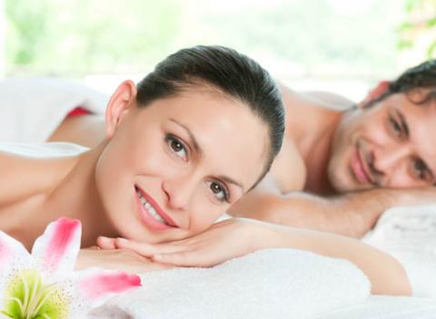 Párová masáž pre dvoch ľudí súčasne alebo masáž pre 1 osobu. Spravte si chvíľku pre seba. Stačí si len ľahnúť, vypnúť myseľ a oddychovať.