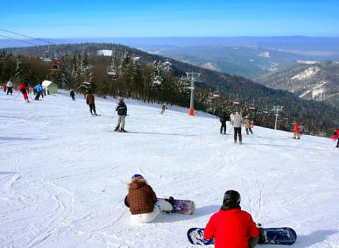 Zbaľte lyže, snowbordy a priateľov. Čaká vás fantastická lyžovačka za pár eur v ľahko dostupnom lyžiarskom stredisku Skalka aréna. 