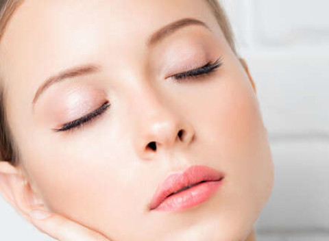 Lash lifting - vytočenie mihalníc pre zvýraznenie očí a vytvorenia hlbokého a zvodného pohľadu.