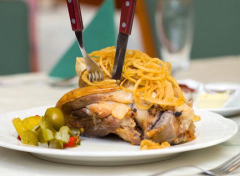 Kilo rebierok, kilo kolena alebo chrumkavé americké krídelká? Neviete čo si vybrať? Ochutnajte zo všetkého v reštaurácii Štefánka. 