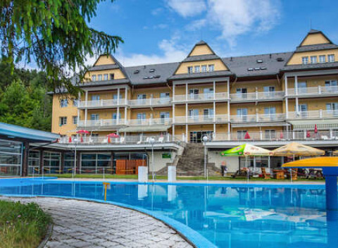 Neobmedzené kúpanie a polpenzia v známom Grand Hoteli Strand**** vo Vyšných Ružbachoch.