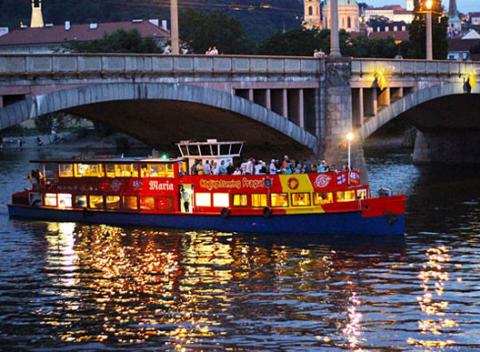 Vychutnajte si pohľad na pražskú metropolu a zažite fantastickú plavbu po Vltave. Pražský hrad, Rudolfín či Karlov most z inej perspektívy. 