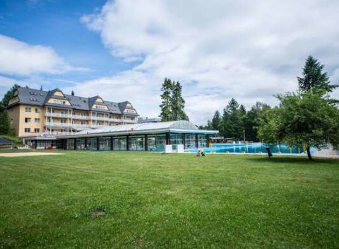 Liečebný pobyt v Grand Hoteli Strand**** Vyšné Ružbachy s polpenziou, wellness a procedúrami.