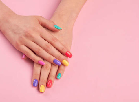 Chcete sa pýšiť nechtami pravej dámy? Manikúra s bio gél lakom a lakom Shellac.