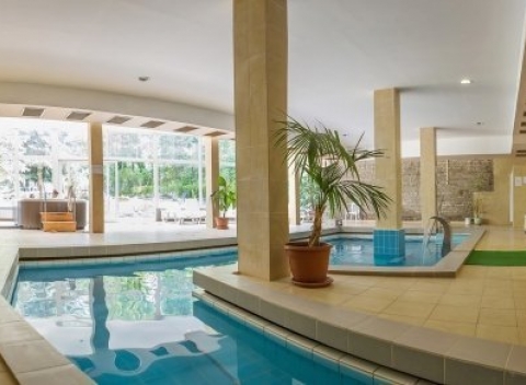 Ubytovanie len 500 metrov od termálneho jazera, bohatá polpenzia a wellness. To všetko ponúka hotel CE QUELLE**** v maďarskom meste Hevíz.