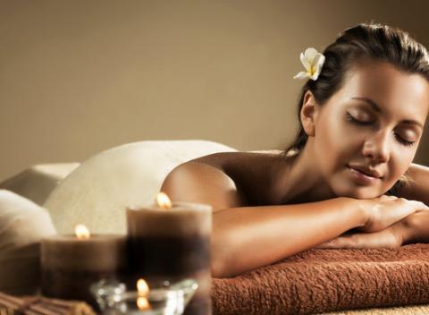 Manuálna 90-minútová celotelová lymfodrenážna masáž s teplým zábalom na obličky. Rozprúdi krv, zbaví vás celulitídy a toxínov.