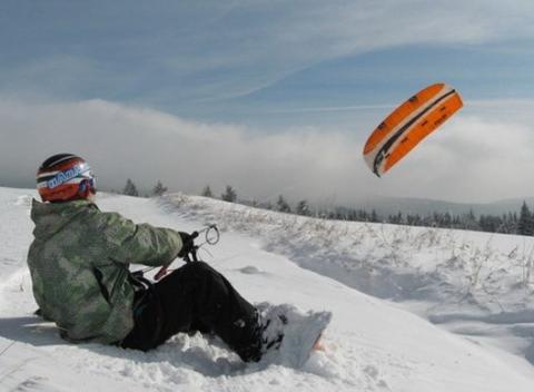 Užívajte si zimu plnými dúškami – kurz kitingu pre začiatočníkov. Zaži zábavu plnú adrenalínu s kiteom celý rok na vode alebo na snehu!