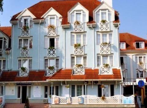 Oddychujte v štýlovom hoteli Erzsébet***, ktorý leží len pár metrov od populárneho jazera Hevíz. Pobyt s neobmedzeným wellness a polpenziou.