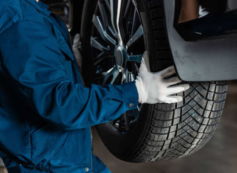 Kompletné prezutie pneumatík na oceľových aj hliníkových diskoch do 15 minút.