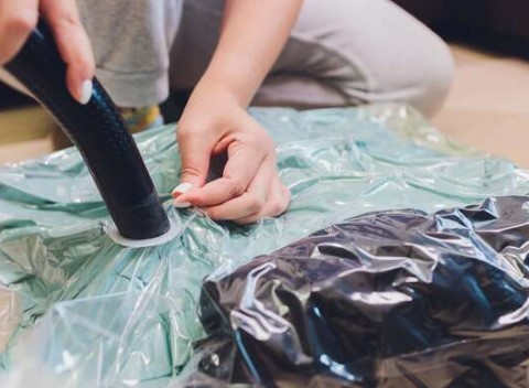 Vákuové vrecia s vešiakom – šetria priestor aj vaše sezónne oblečenie.