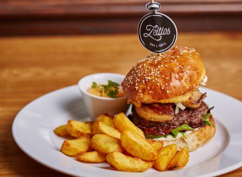 Pulled Pork Burger, Cheese Burger alebo BBQ Cheese Burger v štýlovom bare Zeitlos na Zámockých schodoch pod bratislavským hradom. 