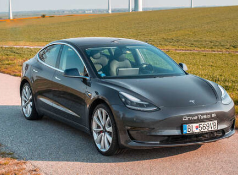 Zažite dychberúce zrýchlenie a technológiu 21. storočia s unikátnou Teslou Model 3.