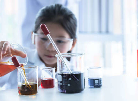 Sady pre malých vedcov – výroba slizu, sopky a ochranné okuliare s plášťom.