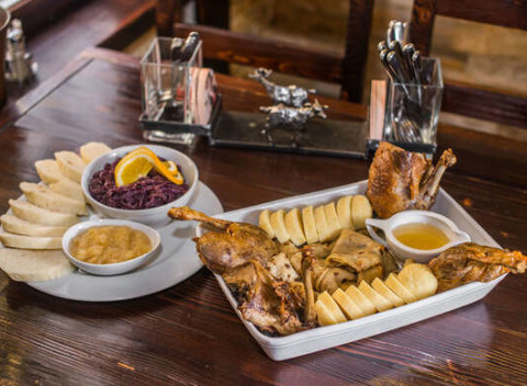 Tradičné kačacie hody pre 4 osoby či darčekový kupón v hodnote 50 € do reštaurácie Kozia brána.