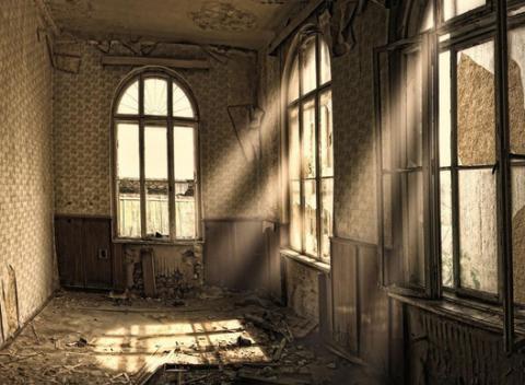 Úniková hra ako originálny darček pre 2 až 5 osôb. Niekde tam v tme a tichu, za vŕzgajúcimi dverami sa nachádza úniková hra. 