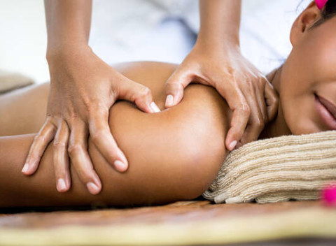 Bali olejová aróma masáž v Siam Retreat Thai Massage -  exotická procedúra.