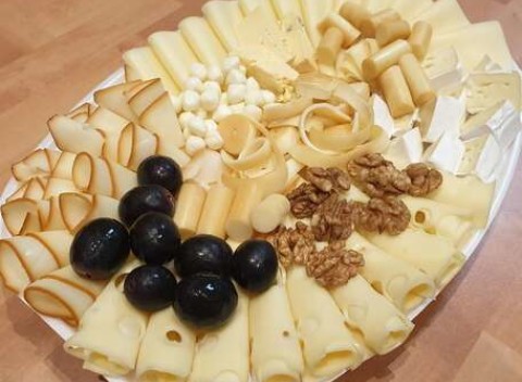 Obložené syrové a ovocné misy – chuťovky, ktoré neomrzia na žiadnej oslave.