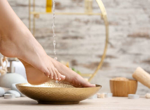 Pedikúra s peelingom, hrejivým zábalom, parafínom alebo aplikácia šetrného CND Shellac v salóne Mona.