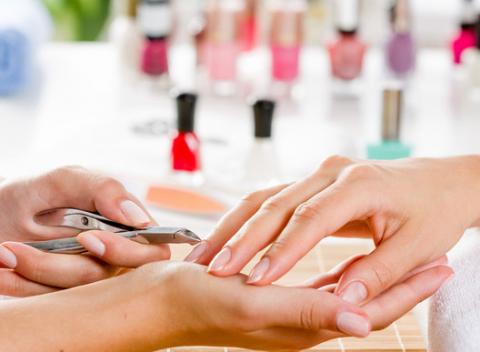 Podporte rast vašich nechtov a nechajte si spraviť zábal s vyživujúcou maskou či japonskú manikúru pre vysoký lesk vašich nechtov.