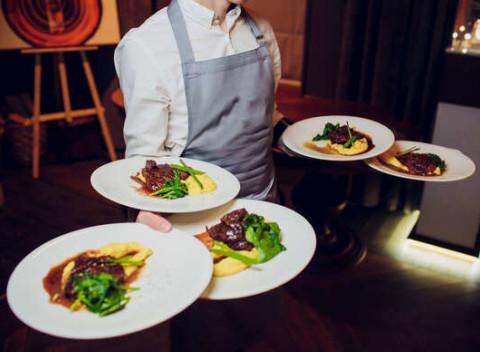 Catering s obsluhou, inventárom a dovozom v Žiline zdarma (guláš/kapustnica + mäso + príloha).