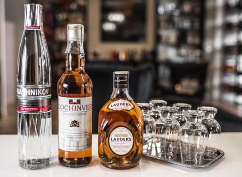 Fľaša škótskej whisky Lauder’s a Lochinver či Kalashnikov Original Vodka. Na špeciálne príležitosti i pre fajnové jazýčky na konzumáciu. 