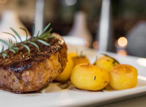 Americký iron steak, slovenské opekané zemiačky na rozmaríne a taliansky dezert panna cotta. Špeciality svetovej kuchyne v Sedmičke. 