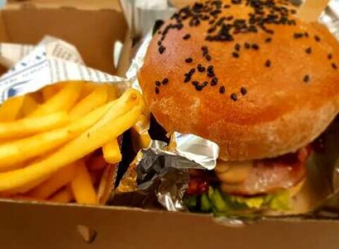 Domáce burgre z reštaurácie Majovey z prvotriednych surovín, bez použitia polotovarov a náhrad.