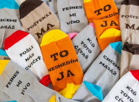 Vtipné slovenské ponožky s originálnymi nápismi vyrobené z kvalitného materiálu.