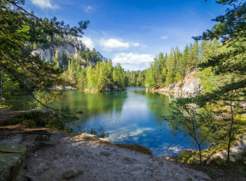 Spoznajte stredoeurópsky unikát Adršpach s ubytovaním v chatkách pre 2 osoby a polpenziou.