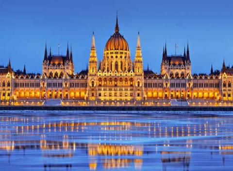 Spoznajte perlu na Dunaji - historickú Budapešť. Ubytovanie s raňajkami vám poskytne moderný dizajnový Atrium Fashion Hotel ****.