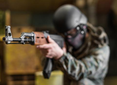 Dobi pevnosť, získaj vlajku a vyhraj! Skvelý adrenalínový zážitok - 2 hodiny indoor airsoftu s komplet výstrojom a 400 guľôčkami.