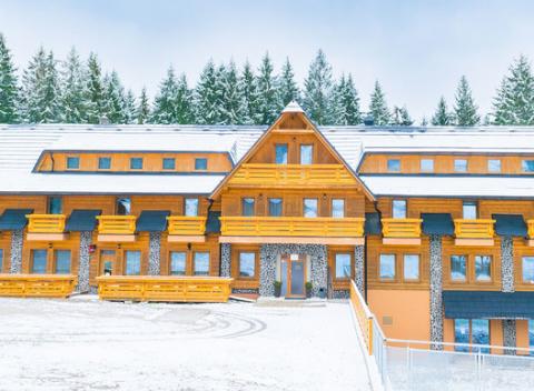 Z hotela rovno na svah! Oravská príroda pod snehovou perinou a vy uprostred nej v obľúbenom hoteli Kristína*** v stredisku SKI Zábava. 