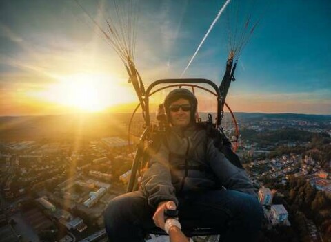 Tip na darček: Nezabudnuteľný tandemový motorový paragliding pri Bratislave + video.