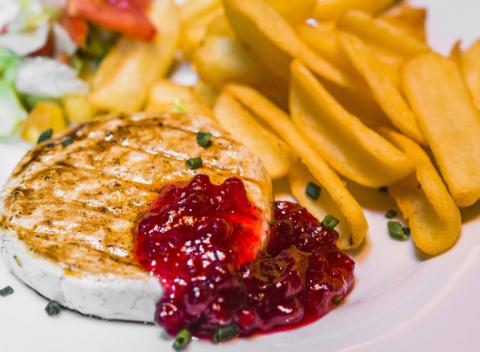 Doprajte si bezmäsový deň s ľahkým grilovaným hermelínom s brusnicami a chrumkavými hranolkami v pivárni The PorterHouse. 