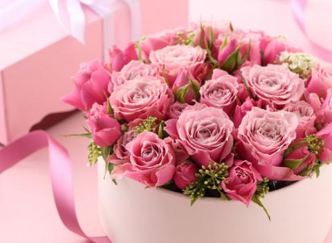 Neexistujú ženy, ktoré by nepotešila kytica kvetov! Prekvapte tú svoju dekoratívnym boxom plným živých kvetov.