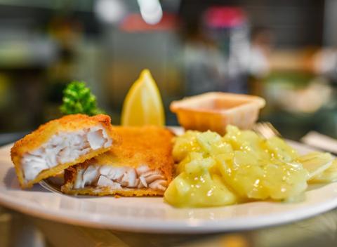 Nechajte sa zlákať výnimočnou chuťou stredomorskej kuchyne. NORDSEE vyprážaná aljašská treska so zemiakovým šalátom v 4 nákupných centrách.