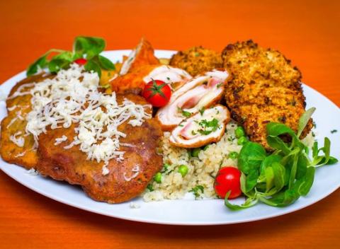 Máte radšej neskoré obedy a cez víkend sa vám nechce variť? Nemusíte, čaká na vás obrovská misa plná mäsa a príloh pre 2-3 osoby. 