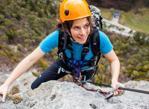 Lezenie na Via Ferratach pod dohľadom ištruktora. Deň plný silných zážitkov a dobrodružstva v prekrásnom prostredí rakúskych Álp. 