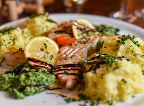 Valentínska večera pre zamilovaných jedákov s dezertom a fľašou vína v príjemnej a útulnej reštaurácii Vínna muška v Ružinove. 