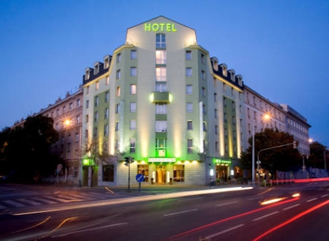 Spoznajte krásy  Prahy. Rodinný pobyt v komfortnom a ekologickom 4* hoteli Plaza Alta v pokojnom prostredí obklopenom zeleňou.