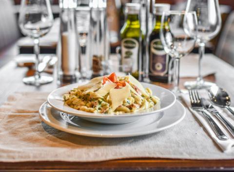 Pravé talianske cestoviny s vínom pre dvoch. Krajina sviežich chutí prišla teraz za vami do novej petržalskej reštaurácie Olive Garden.