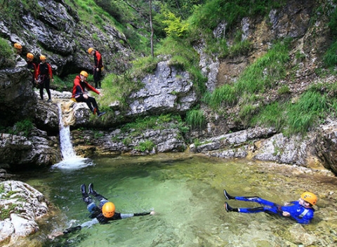 Zdolajte horské potoky a vodopády a užite si nezabudnuteľné dobrodružstvo. Víkendový canyoning v kaňone Sušec v Slovinsku.