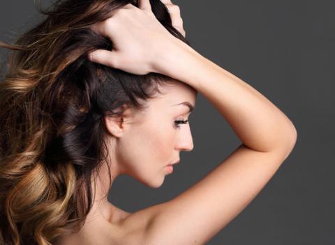 Dámsky strih s farbením, melírom alebo ošetrenie vlasov systémom NanoK*plex pre dokonale pružné, hebké a vitálne vlasy.