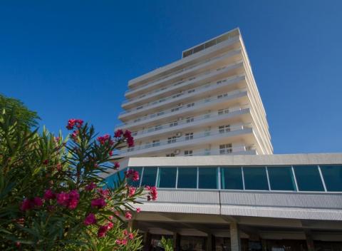 Užite si pohodovú dovolenku v Čiernej Hore. Nadštandardné ubytovanie pri morskom pobreží, súkromná pláž a polpenzia v Hoteli SATO****.