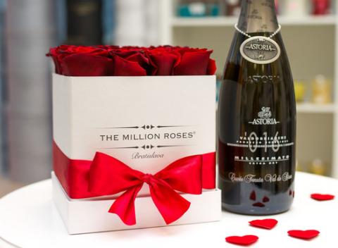 Nežné ruže pre nežné ženy. Luxusná donáška červených ruží od The Million Roses s kvalitným Prosecco Millesimato.